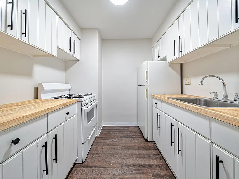 Brooklane Manor Apartments — Photo 65