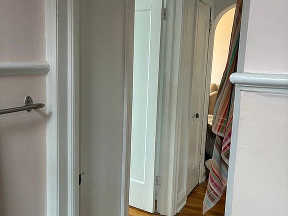 5th image of 215 Gladstone Ave #11