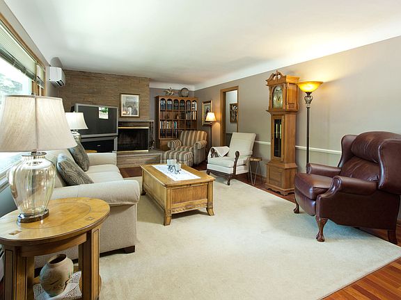 3rd image of 1025 36th Ave NE