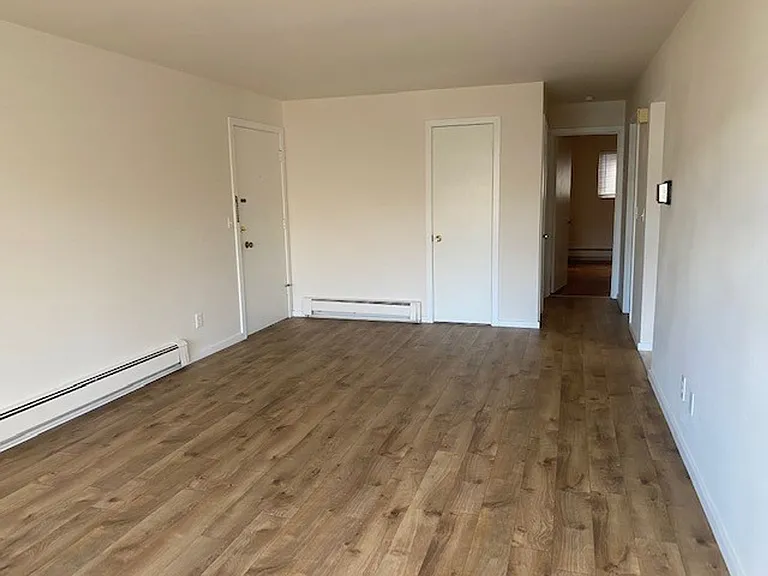 570 Ward St — Photo 13