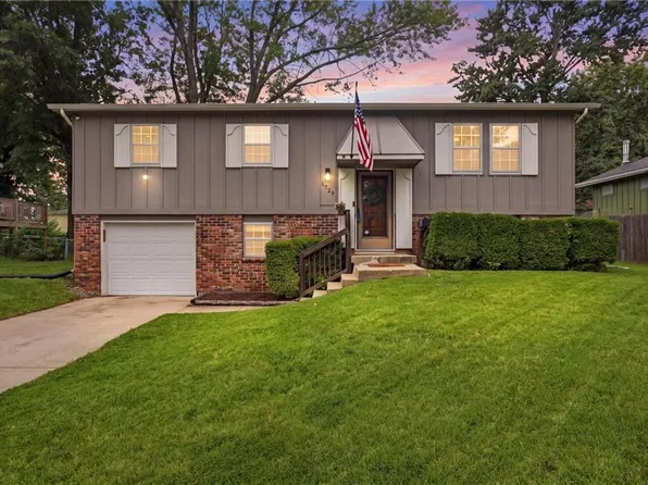 1729 W Normandy Dr, Olathe, KS 66061