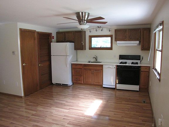 Kitchen & eat-in area