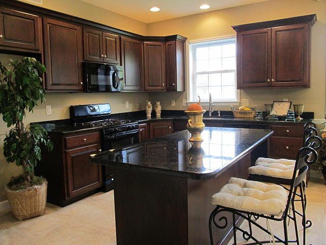 2nd image of 32 Chamberlain Ln #26