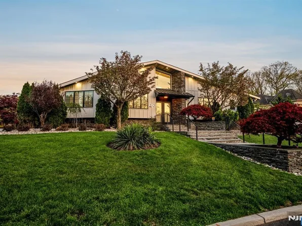22 Berkshire Pl, Englewood Cliffs, NJ 07632