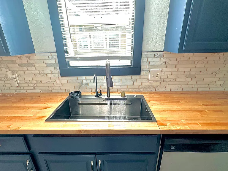 23 Rose Ave — Photo 15