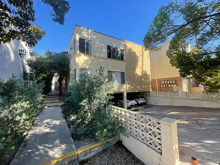 N Hayworth Ave — Photo 15
