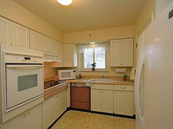 3rd image of 998 Jonquil Ln