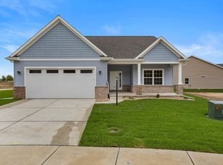 1 Forest Ct, Monticello, IL 61856