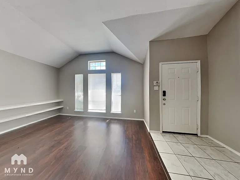327 W Little Creek Rd — Photo 2