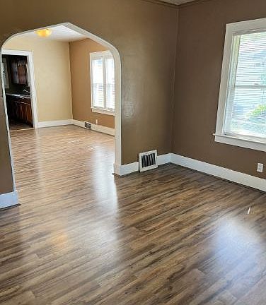 5th image of 919 Vosburg St