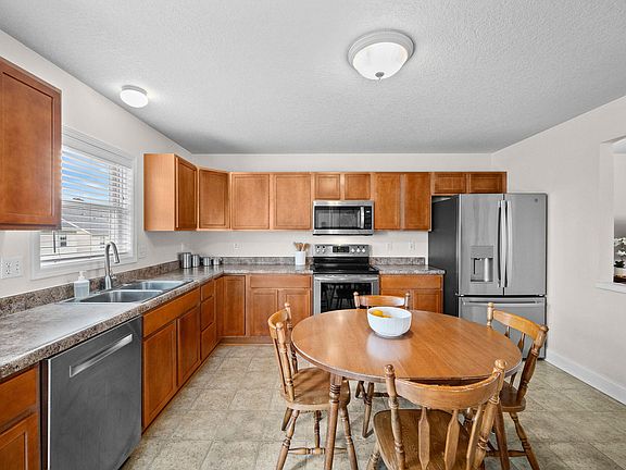 5th image of 810 Poe Ave
