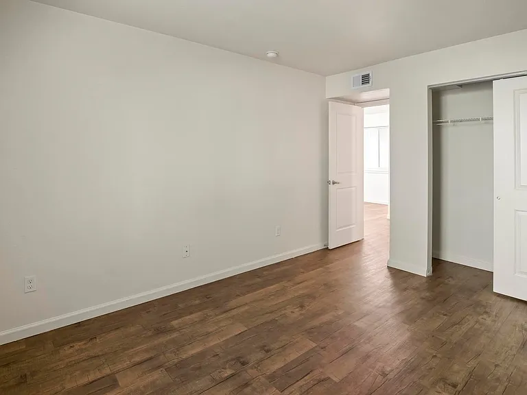 Westport Crossing Apartments — Photo 25