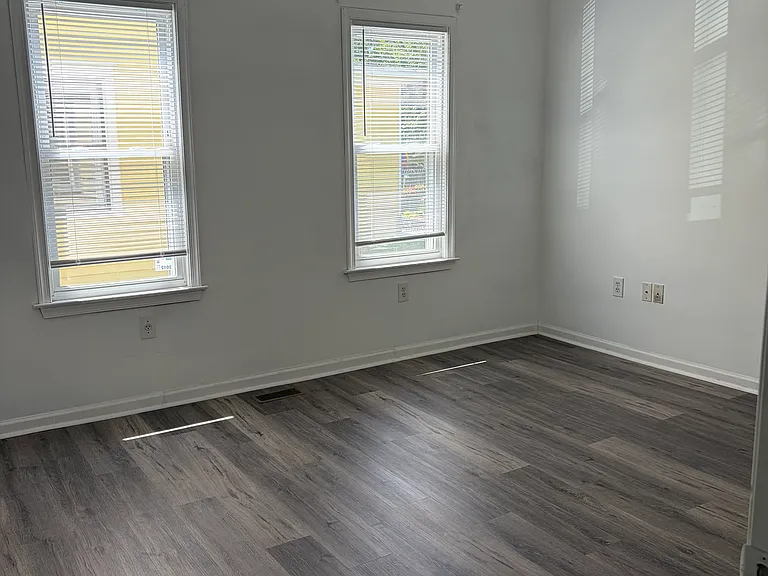 Evergreen Ave — Photo 14