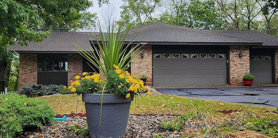 Custom 4 br 3 car garage hm