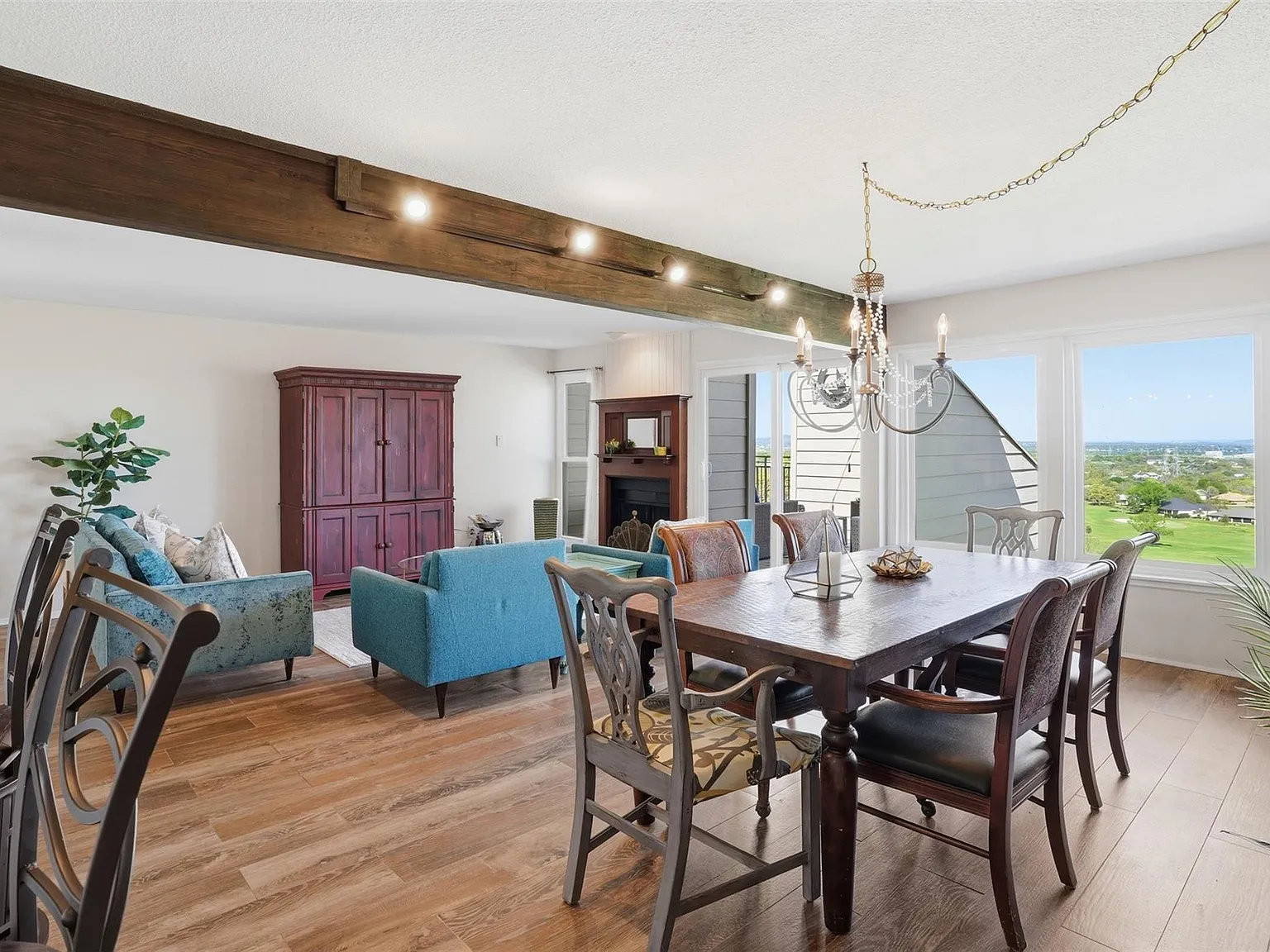 2 bed, 1.5 bath, 1321 sqft, $1,695 — Photo 4
