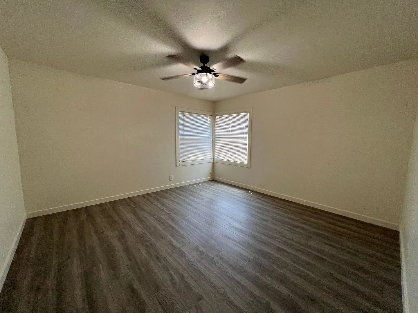 Beauitfully upgraded 3 Bedroom on large lot! — Photo 4