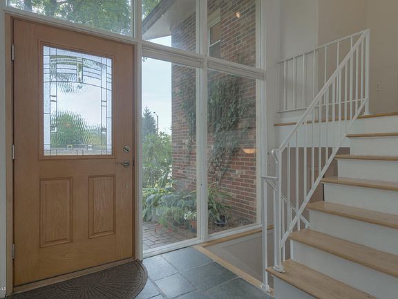 4th image of 704 Crestwood Dr
