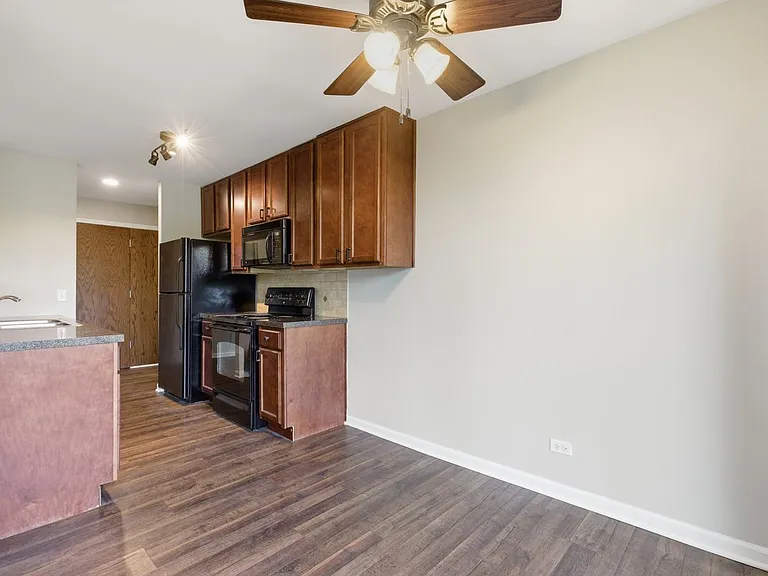 6000 Oakwood Dr #4H — Photo 6