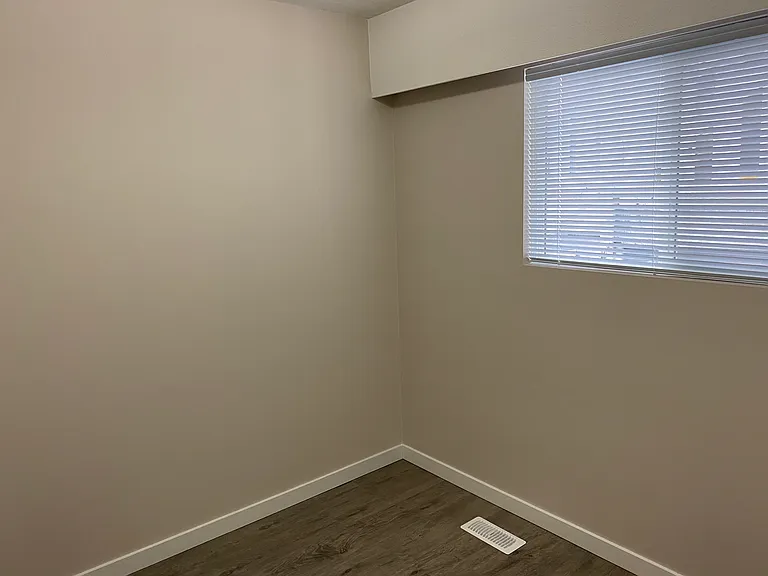 102 King Edward Ave E — Photo 9