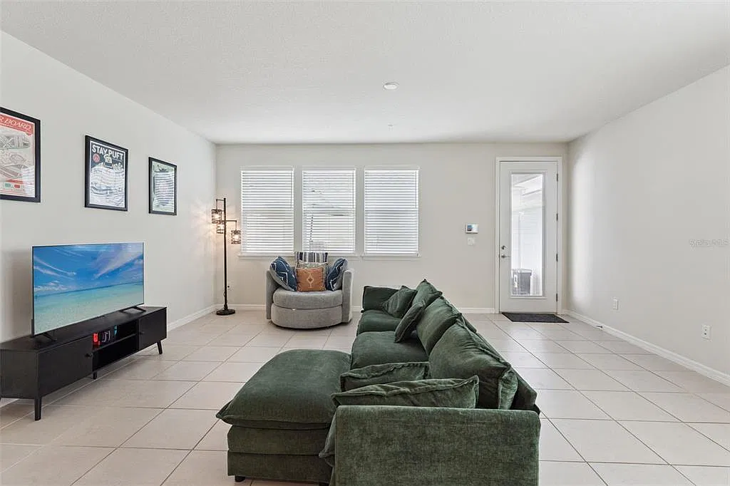 3 bed, 2.5 bath, 1608 sqft, $3,095 — Photo 3