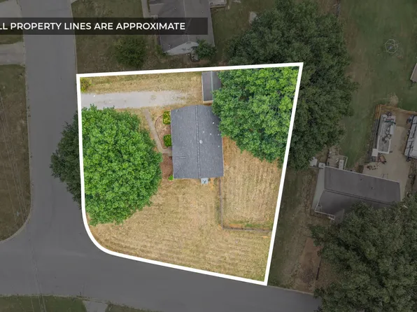 1901 Roan Dr, Clarksville, TN 37042
