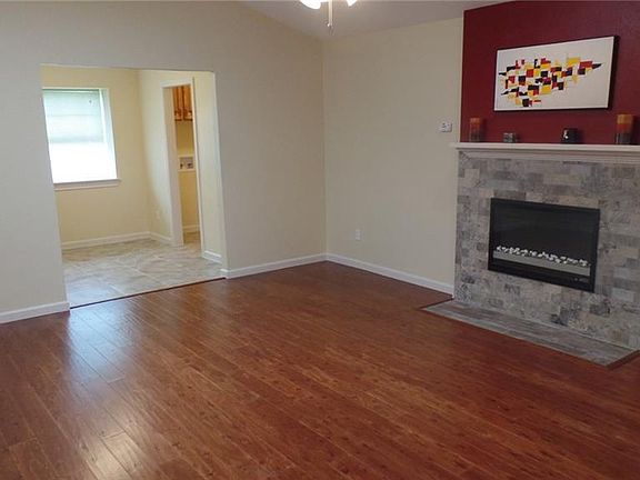 3rd image of 412 Woodhollow Dr