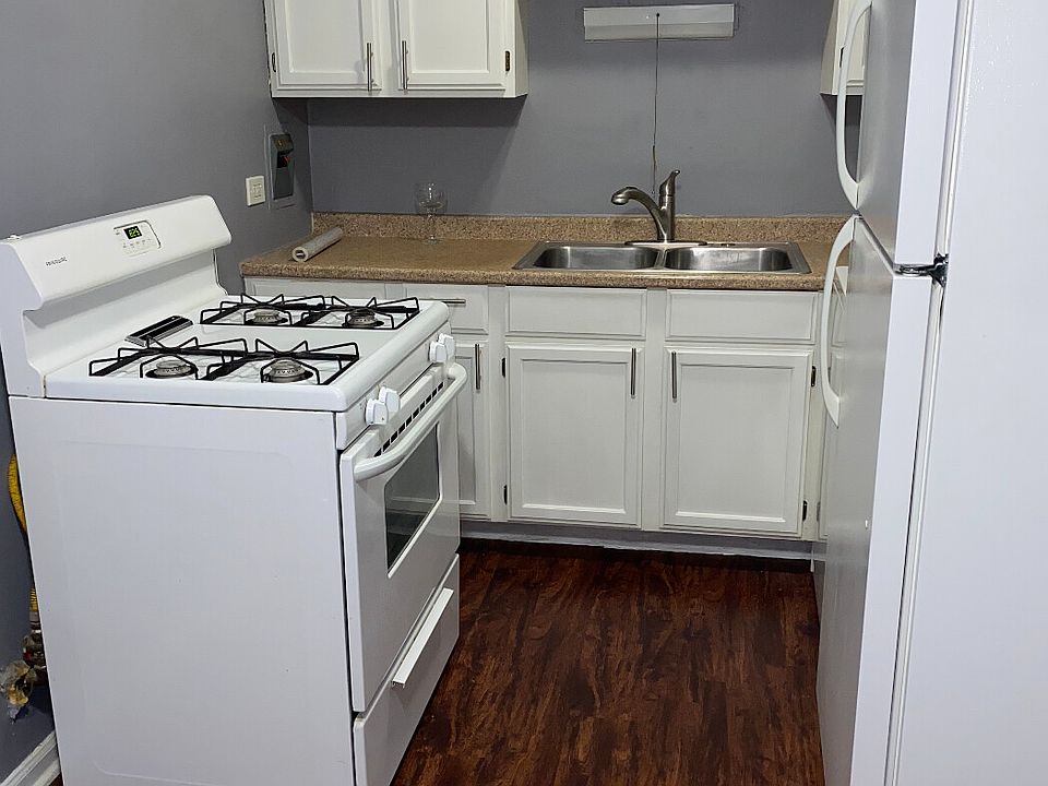 1st image of 2411 W Balmoral Ave APT 2G