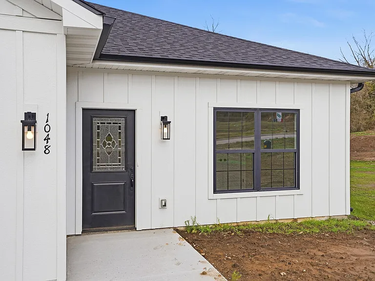 1048 Stonehaven Dr — Photo 2
