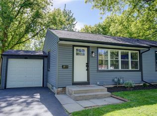 20 Meadow View Dr, Penfield, NY 14526