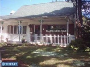 2 Prunewood Rd, Levittown, PA 19056