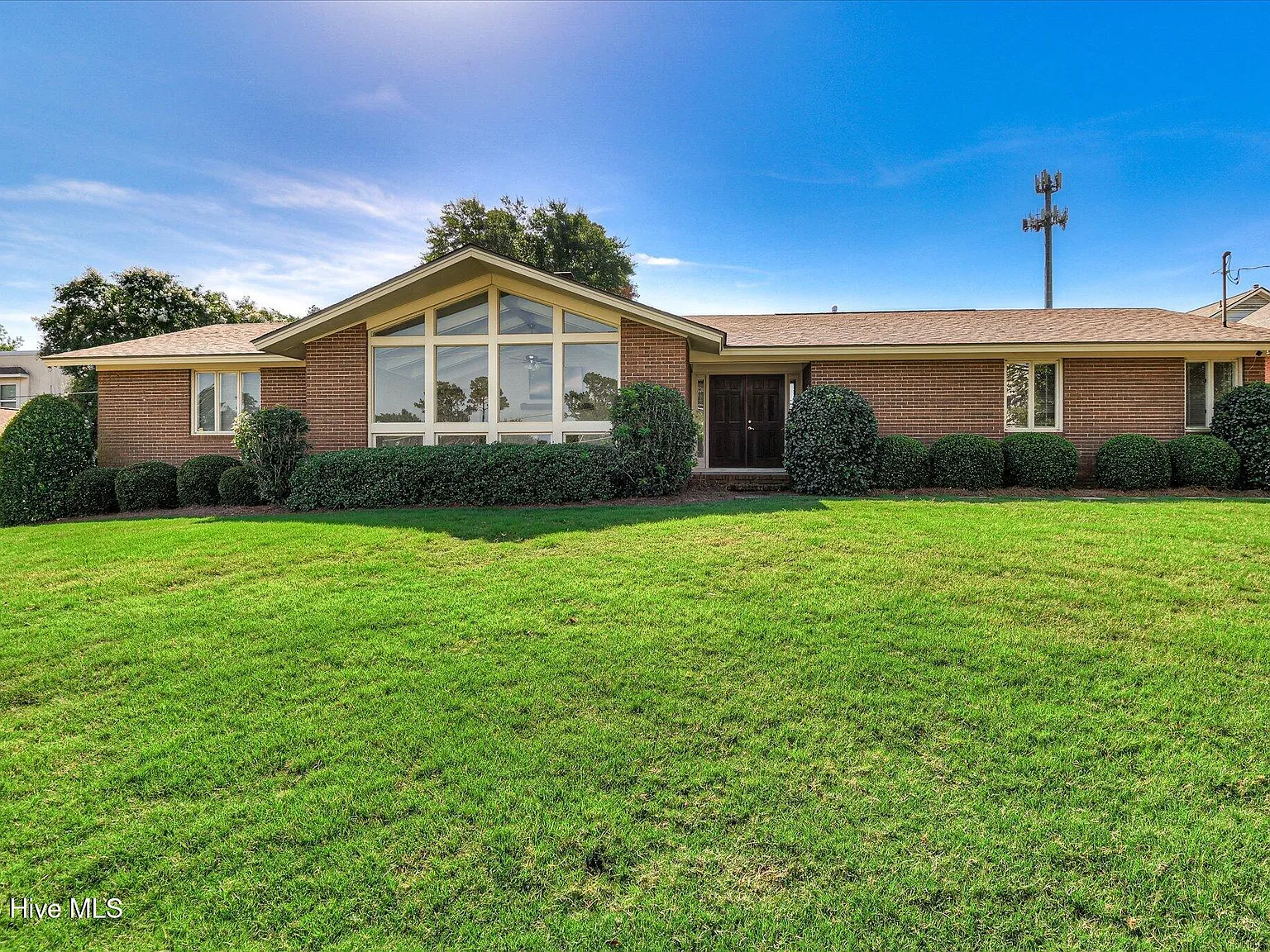 3 bed, 2.0 bath, 1805 sqft, $2,149 — Photo 1