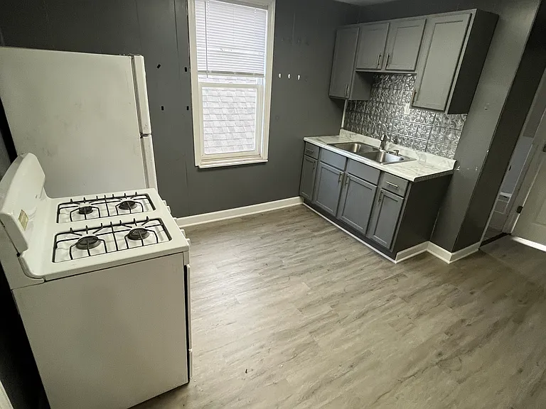 4021 Main St #2 — Photo 4