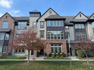 616 Parkside Ct, Libertyville, IL 60048