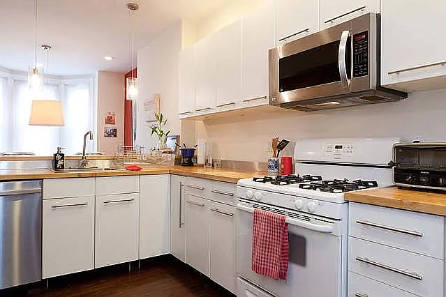 Kitchen w/stnless stl applai