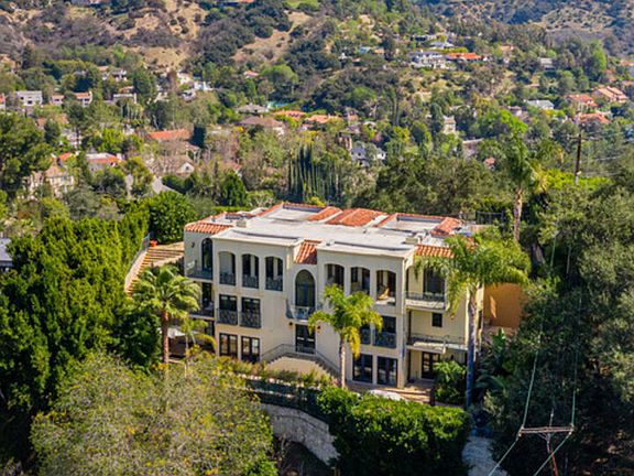 3rd image of 3110 Benedict Canyon Dr