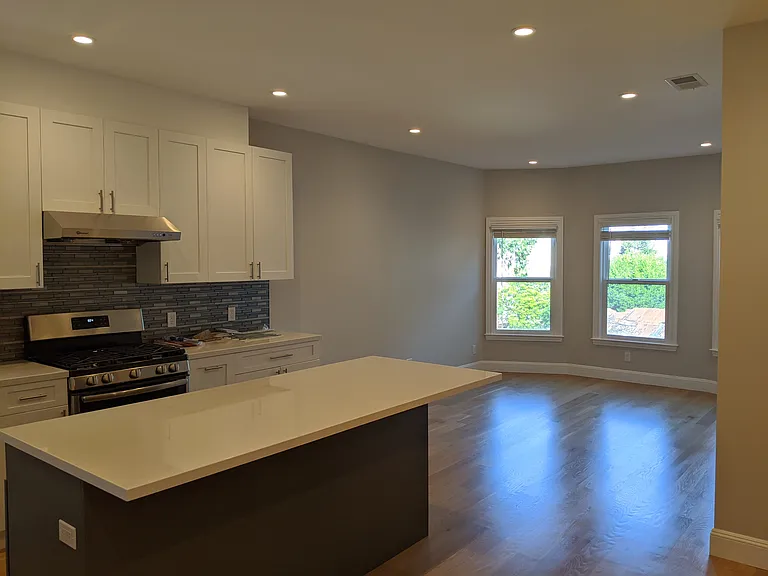 432 Lyon St — Photo 3