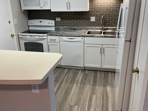 4th image of 703 E Falcon Dr #203
