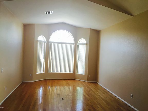 5th image of 1002 E Cantebria Dr
