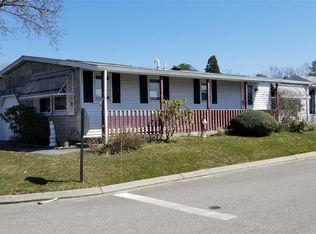 27 Village Cir S, Manorville, NY 11949