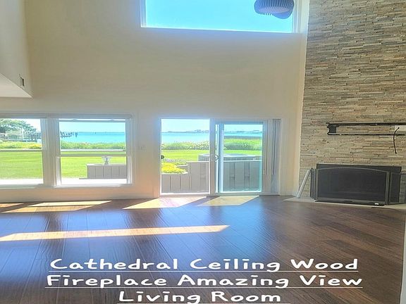 Large Livingroom Working Fireplace