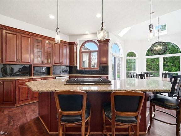 4th image of 10584 Queens Way