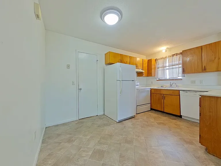 126 Hampton Dr — Photo 6