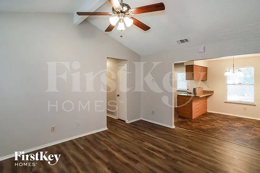 3 bed, 2.0 bath, 1236 sqft, $1,860 — Photo 3