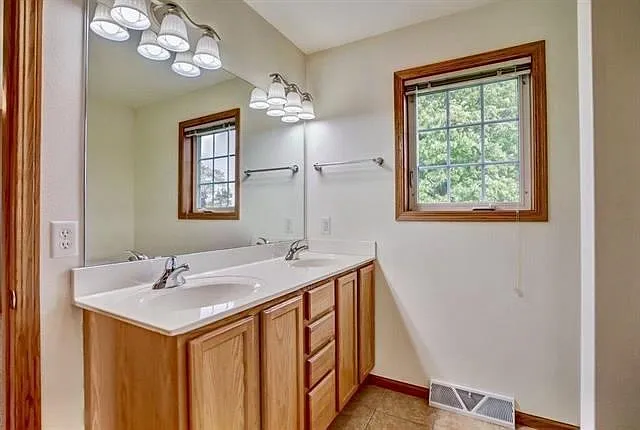 4 bed, 2160 sqft, $2,800 — Photo 2