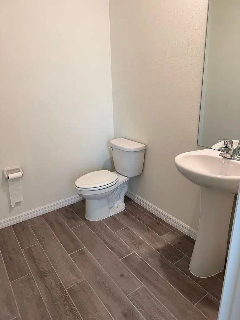 Spacious 4 bedroom/2.5 bathroom Home in Oaks Preserve! — Photo 4