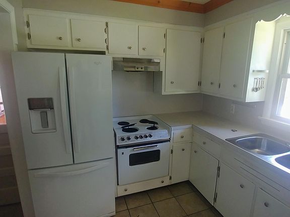 2nd image of 750 Lenora Ave NW