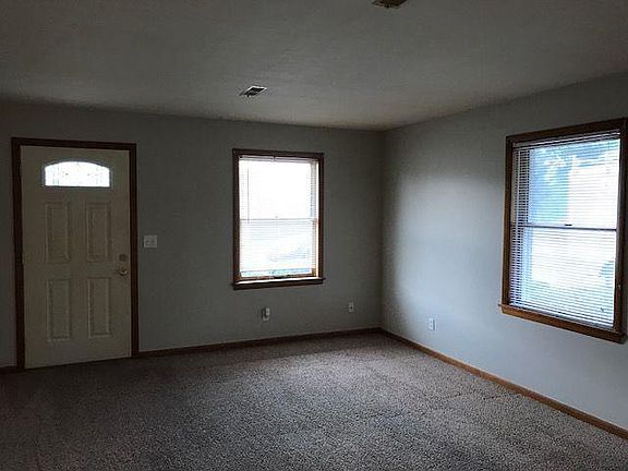 3rd image of 601 1/2 W Oak St APT 3