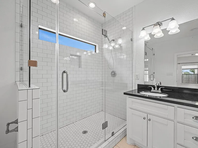 4734 Bell St #B — Photo 7