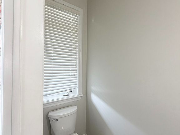 4th image of 100 Popplewell Cres S