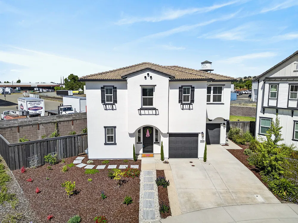 3 bed, 2197 sqft, $3,350 — Photo 1